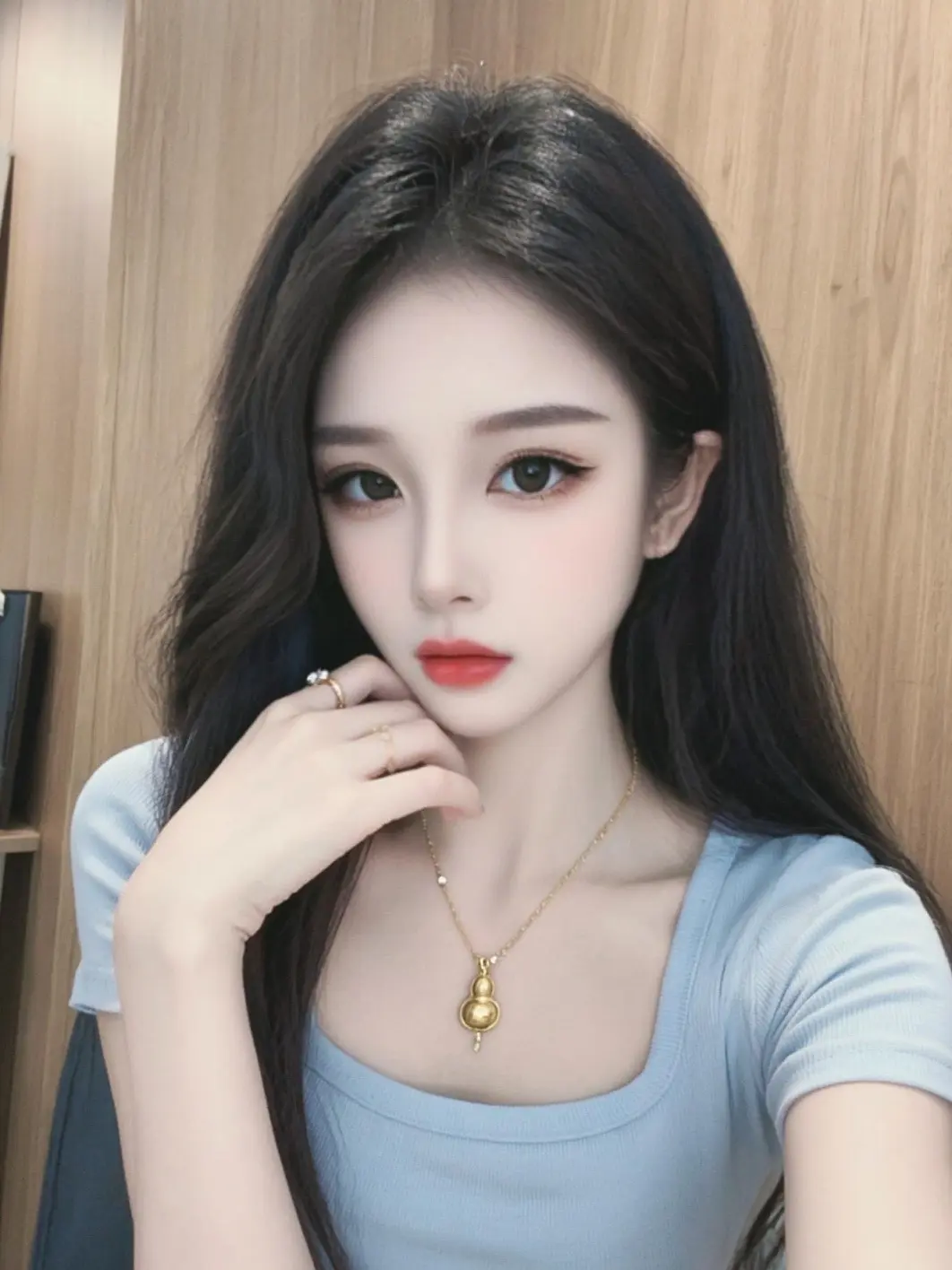 金色锁骨链 妆容灵感参考 清纯妆容 高级感提升小技巧 女生图鉴