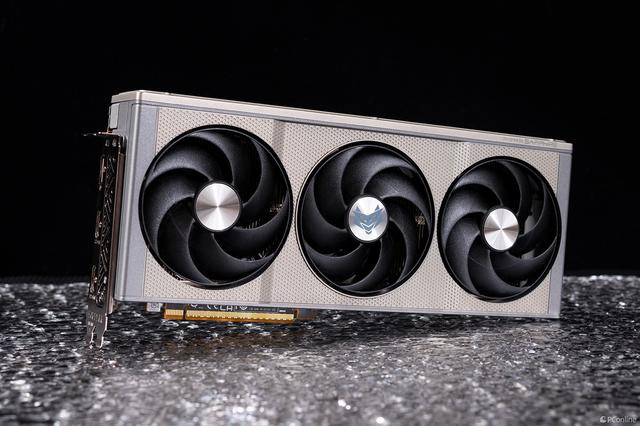 蓝宝石 RX 9060 XT 双版图赏：氮动铁血与极地白骑士的性能美学