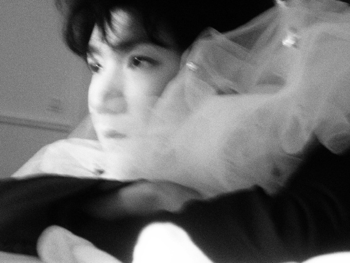 #王源定制钻饰礼服# 王源客厅狂欢演唱会定制钻饰西装礼服造型好帅！就是说小源对待