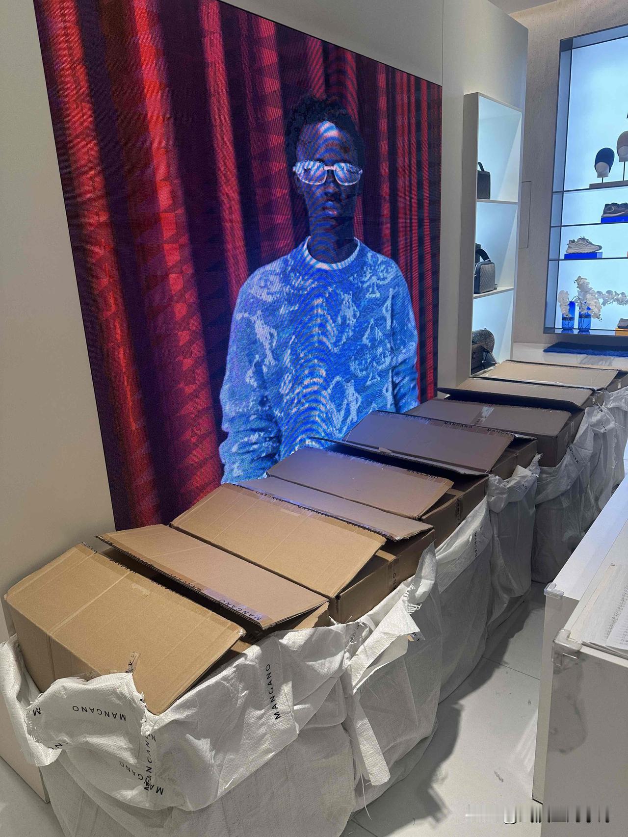 公司在我们店楼上弄了一个特卖场，三月到五月三个月时间，不加编制，还是我们店里几个