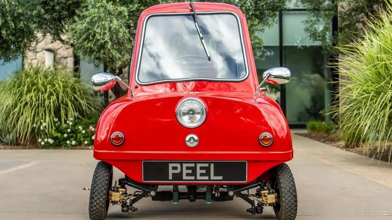 不是童车！这是60年前的量产车Peel P50，只能坐下一个成年人，稍微胖点儿都