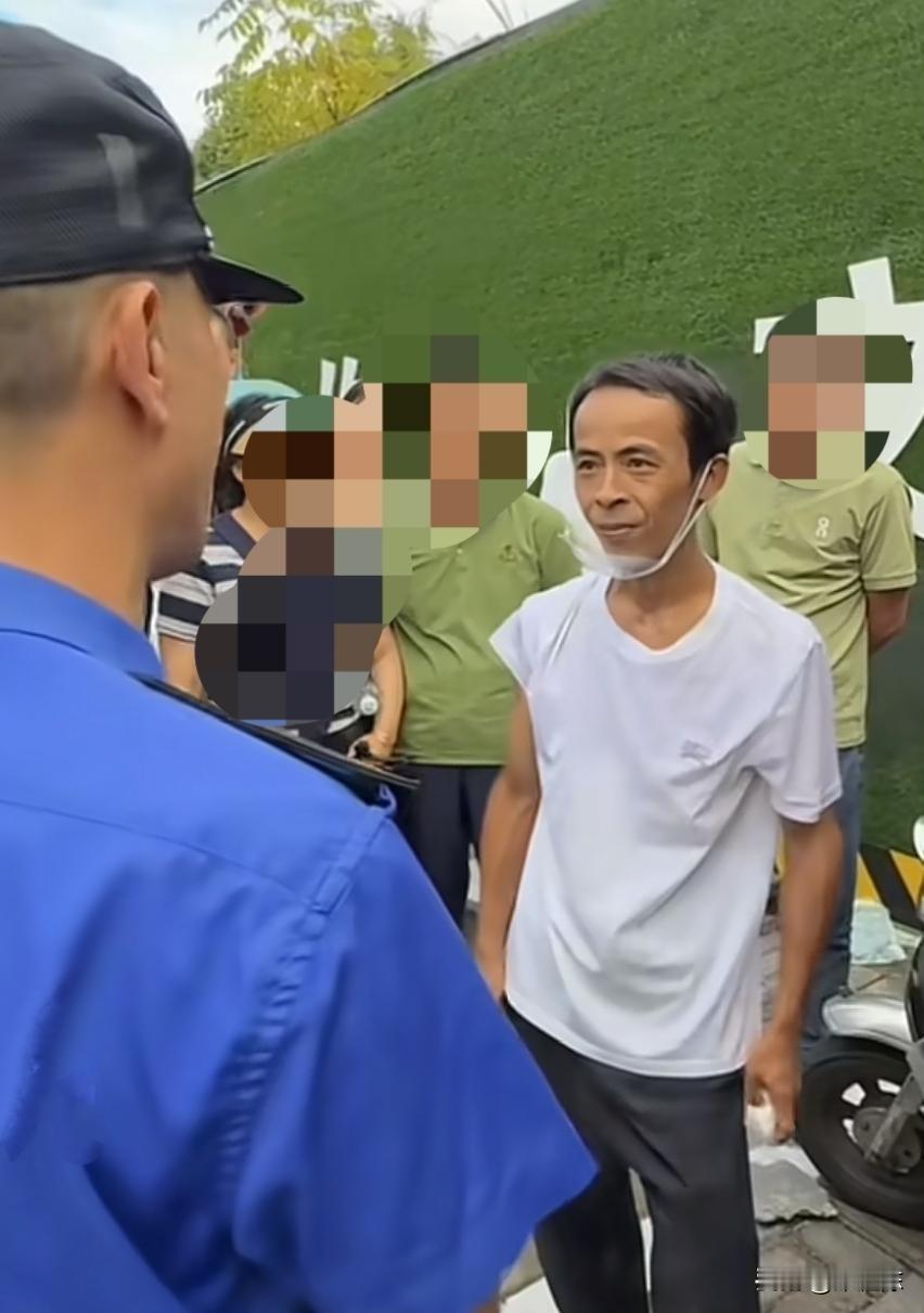 本来以为卖个鸡排买成网红
已经够离谱了
没想到还敢命令顾客敞开塑料袋，一块6元钱