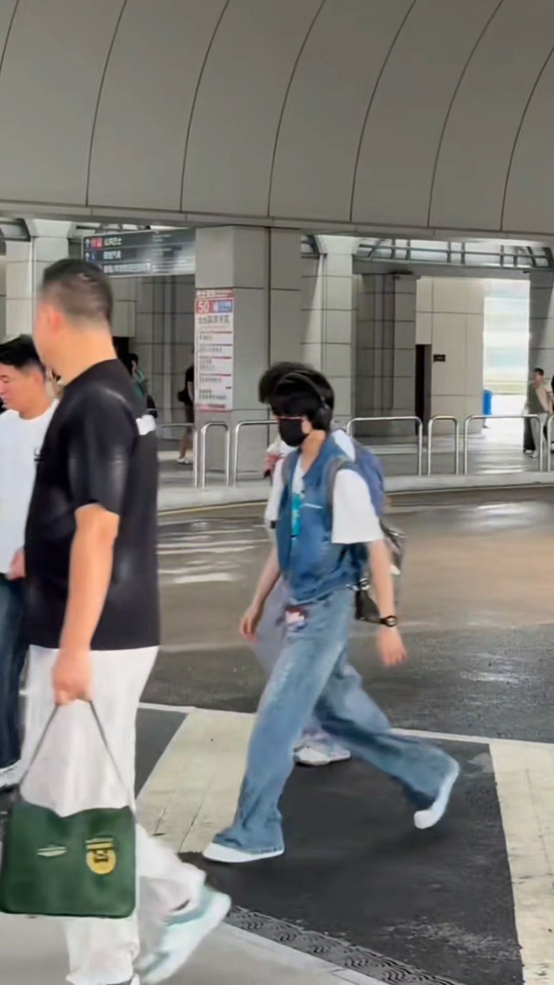 牛仔女孩出发北京！衣服挂是卡拉ok娃 
