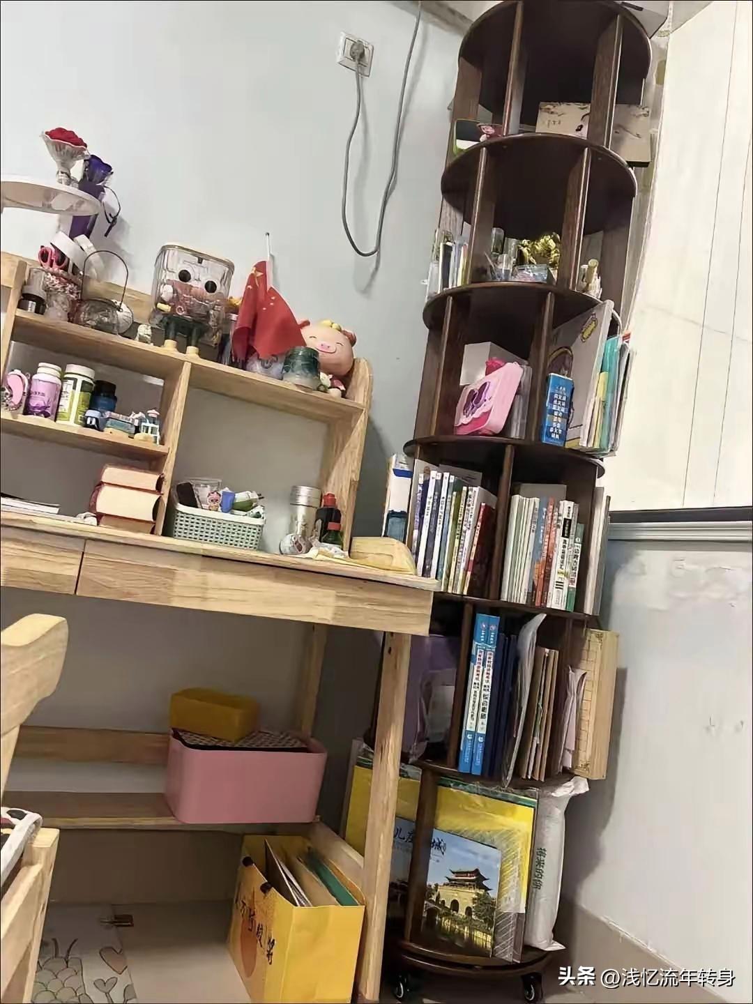 我怀疑我女儿有双重人格。
我大女儿现在在华莱士上班。工资是按小时算的，12块钱1