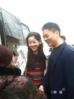 一次，有记者问刘强东：家里亲戚都在京东上班吗?


刘强东：大概20多位老家亲戚