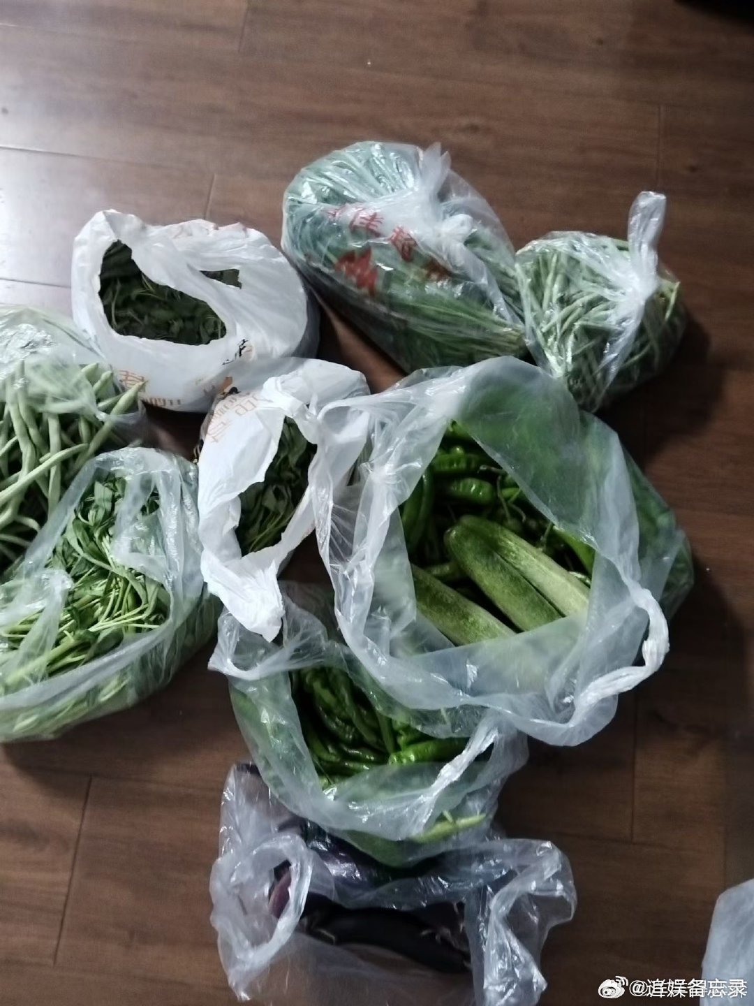 最节俭的人投胎到我家了 本来想扔半瓶没吃完的酱料，转头就被我奶拦下来，说还能吃三