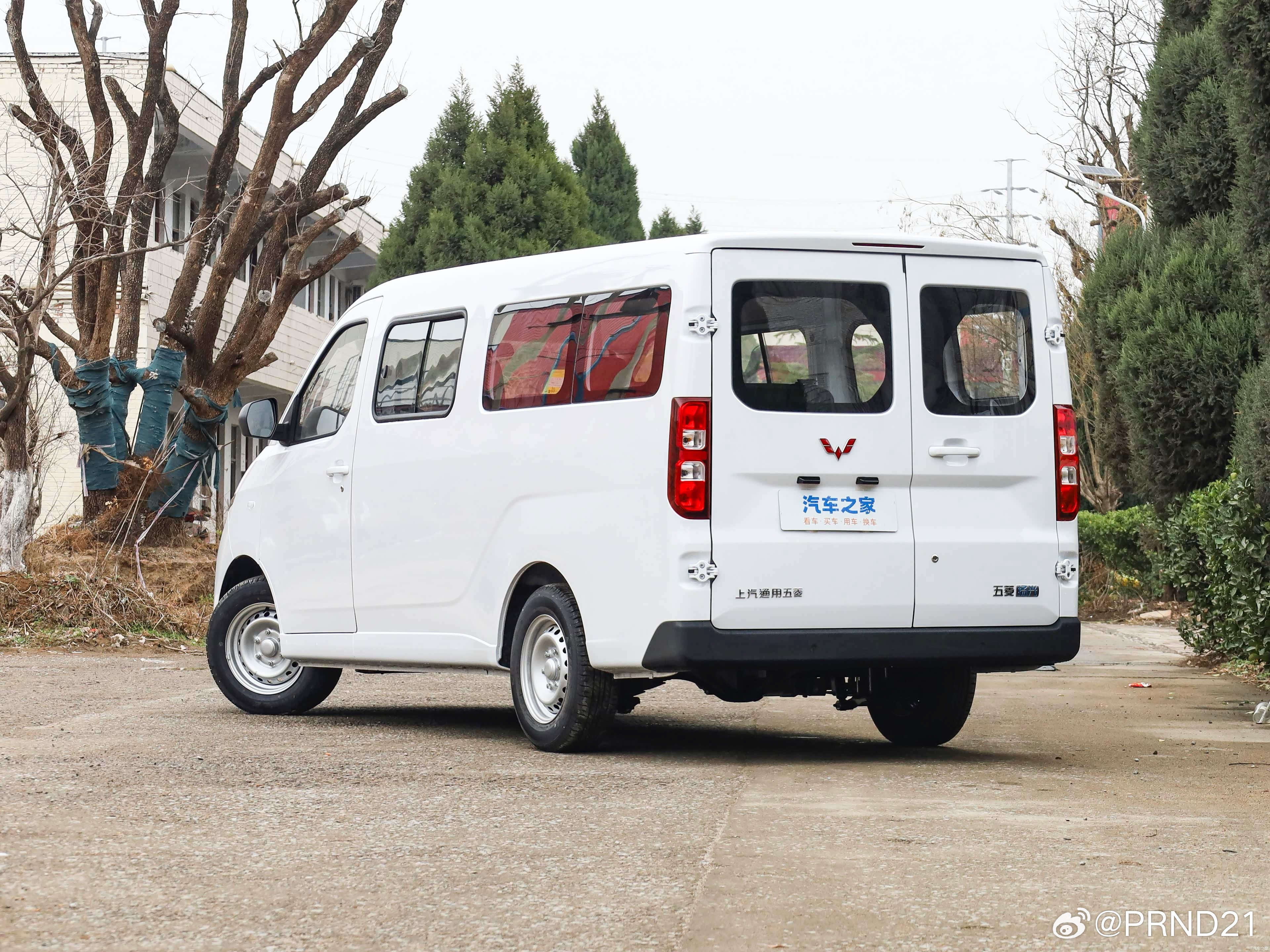 作为生产工具，商用车往往会非常直白地体现出对应用户群的需求，所以你会在这长度4.