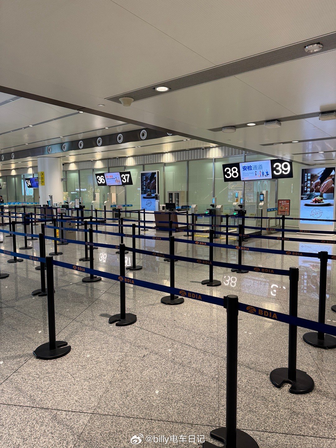 大兴机场这个售卖机太好笑了，如果真的在这里买瓶水，转身过安检就被没收了都不来买水