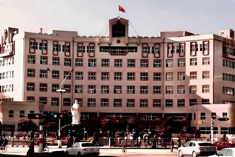 青城印记
这张照片大家都清楚，它是2000年以前的呼和浩特市人民政府办公大楼。该