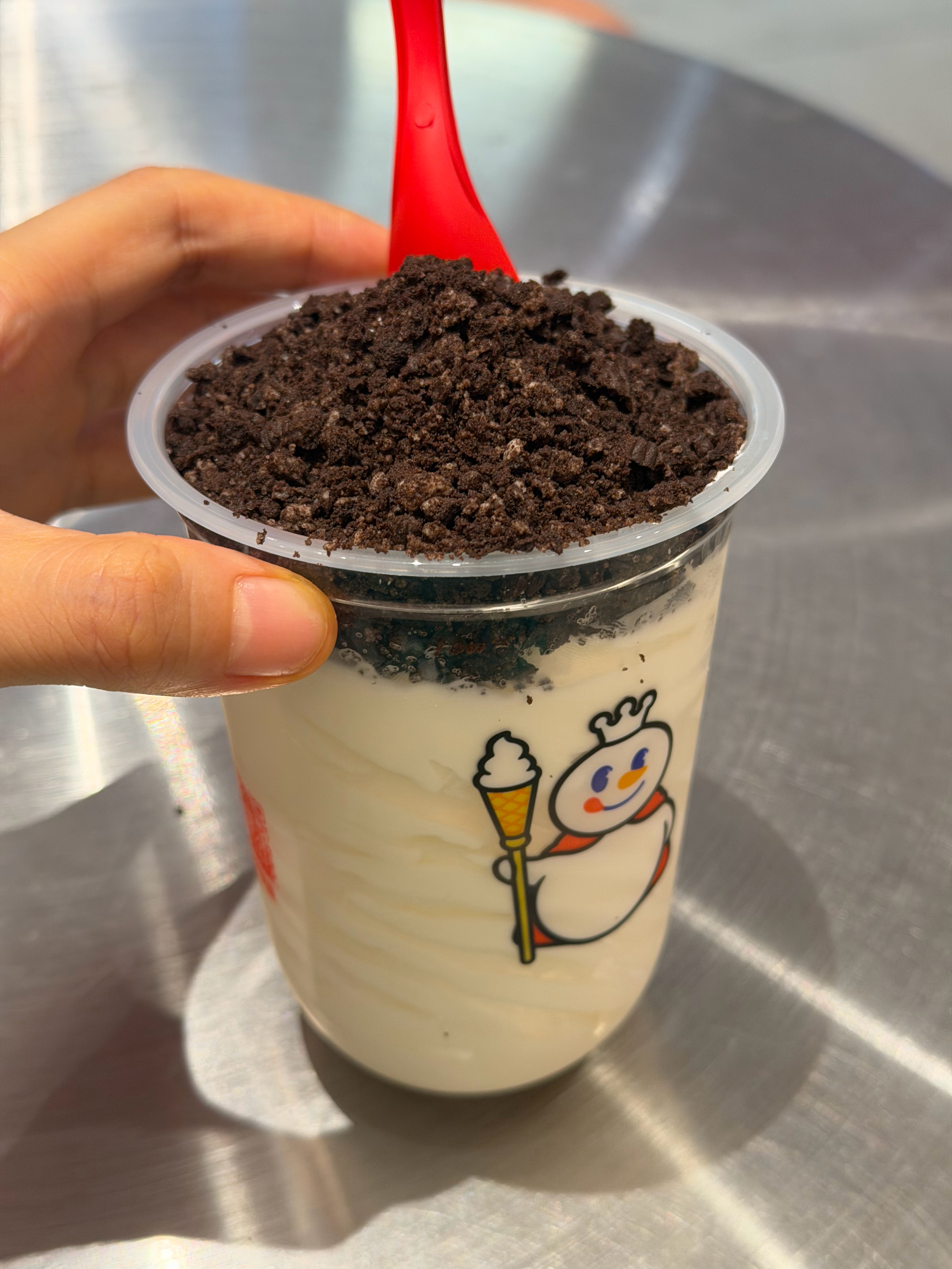 今天很想吃麦旋风啊，但回家路上无麦当劳，灵机一动去蜜雪点了杯奥利奥圣代，不要巧克