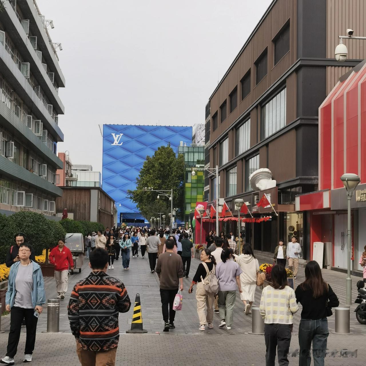 #秋日生活打卡记# 
北京三里屯和成都太古里都是有名的街拍地，很多摄影师，模特满