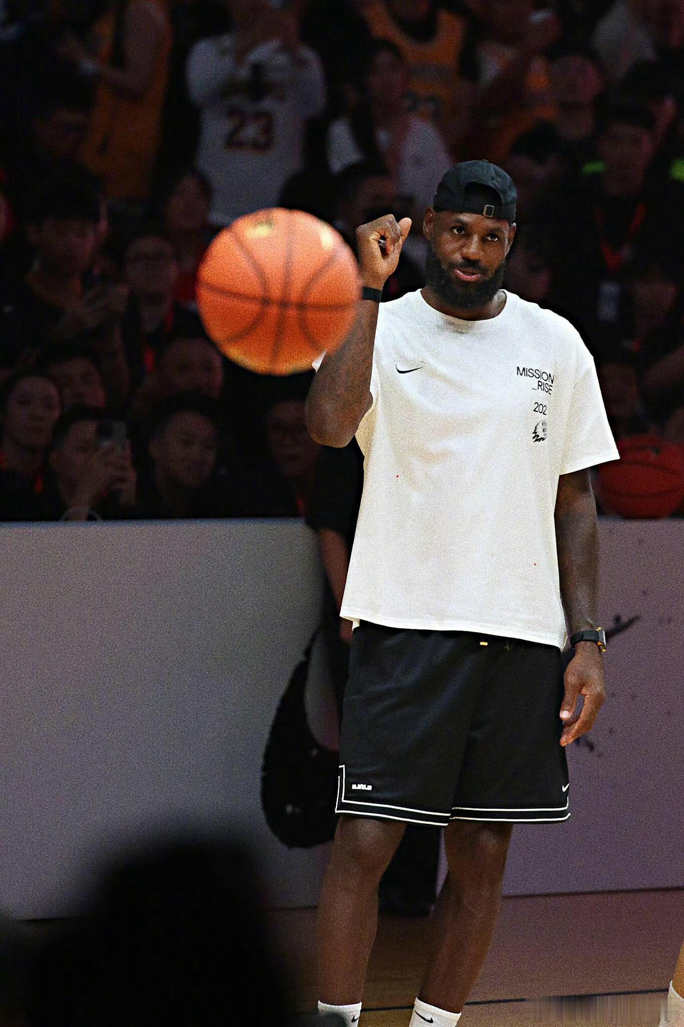 假如时光倒流詹姆斯想对年轻的自己说 看着如今沉稳的老詹，很难不想起当年那个意气风