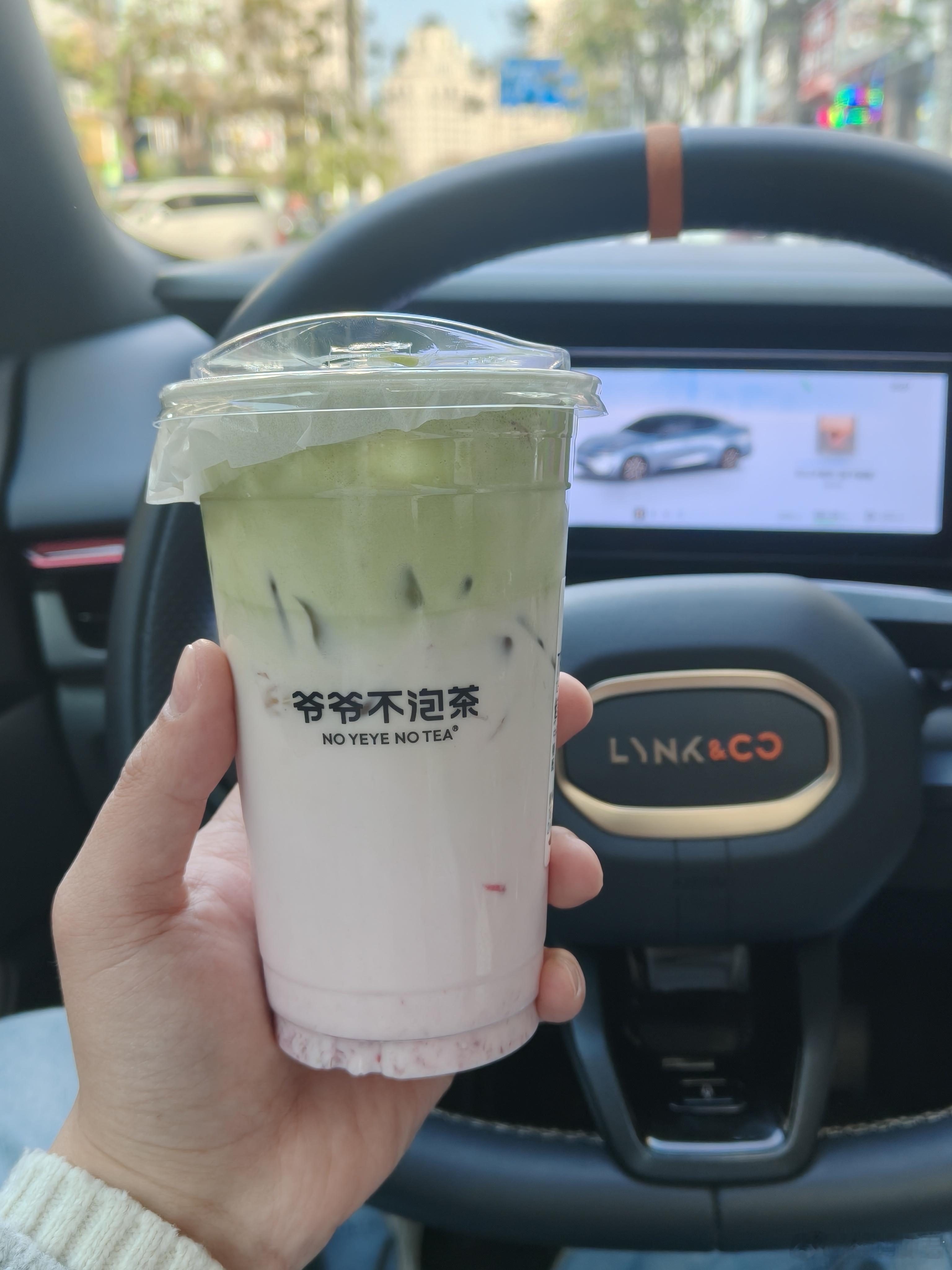 喝上了领克给的圣诞第一杯草莓奶茶，可惜我们这小城市没匹配物料，不然氛围感就更满啦