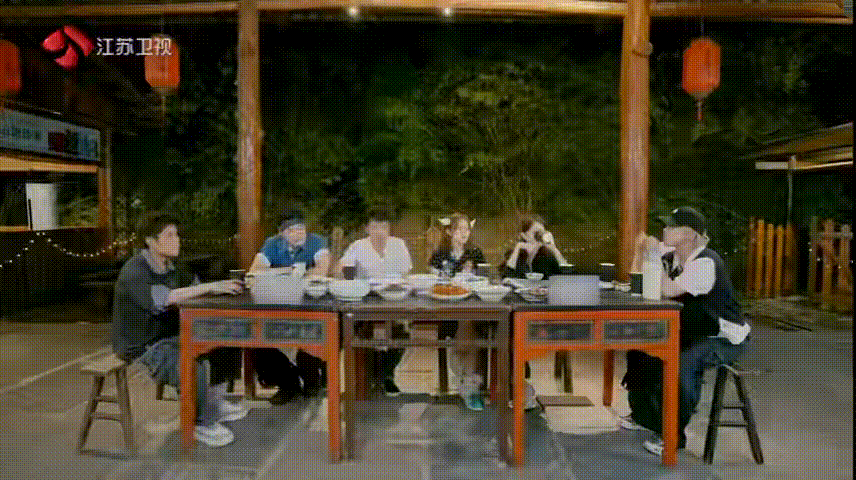 早上和朋友们一起晨跑，白天做饭、闲聊，傍晚看看自己种的菜，这样的养老生活真是想想