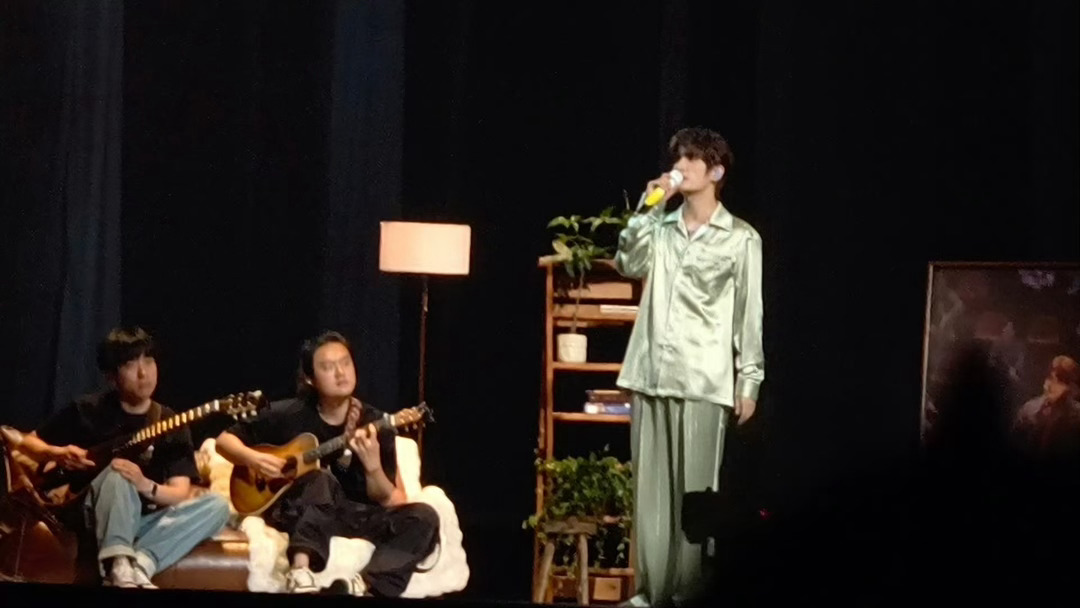 张远穿着睡衣上台了🎤不插电情歌环节太惊喜，居家造型登台，歌声温柔直击听众心底 