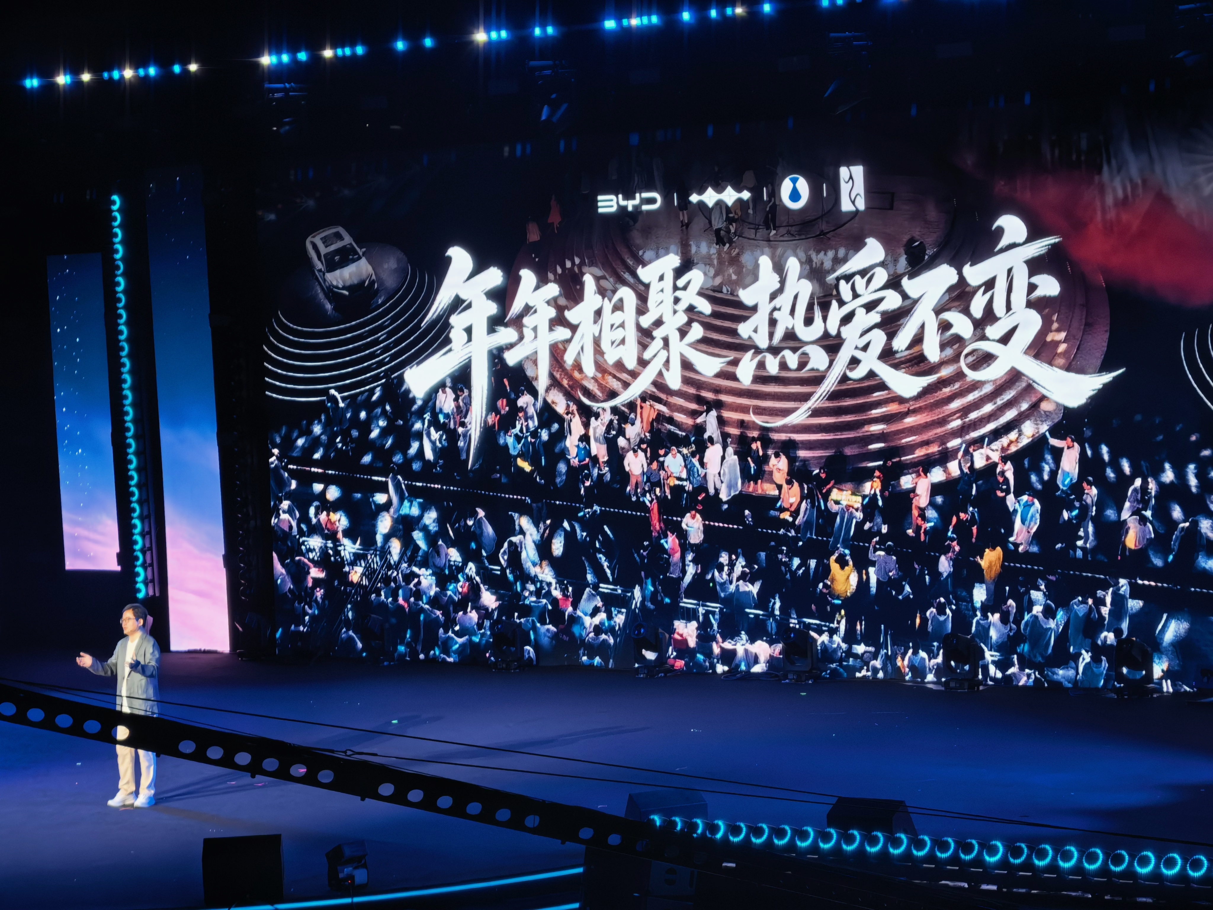 2015年，比亚迪用了一年时间卖了6.2万辆新能源汽车。来到2026年，只用了一