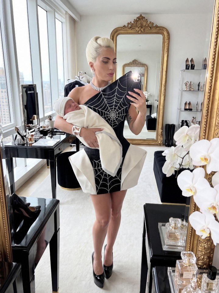Lady Gaga抱着宝宝这组ai图在外网疯转！ladygaga当妈LadyGa