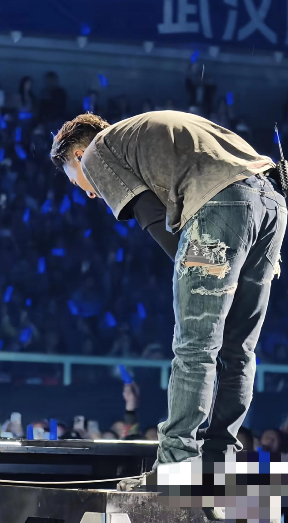 谢霆锋演唱会穿有蝴蝶图案的内裤，究竟是什么意思？是不是和王菲秀恩爱呢？原因是王菲