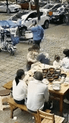 惊呆所有人：切底解释不清了，小男孩前一秒钟还在爸爸的怀里撒娇，后一秒直接撞向外卖