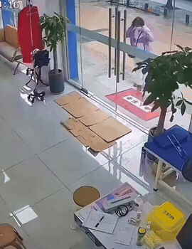 店铺大门上演连环突击！第一扇门：炸裂迎客，第二扇门：紧随其后直接躺倒，两位女士先