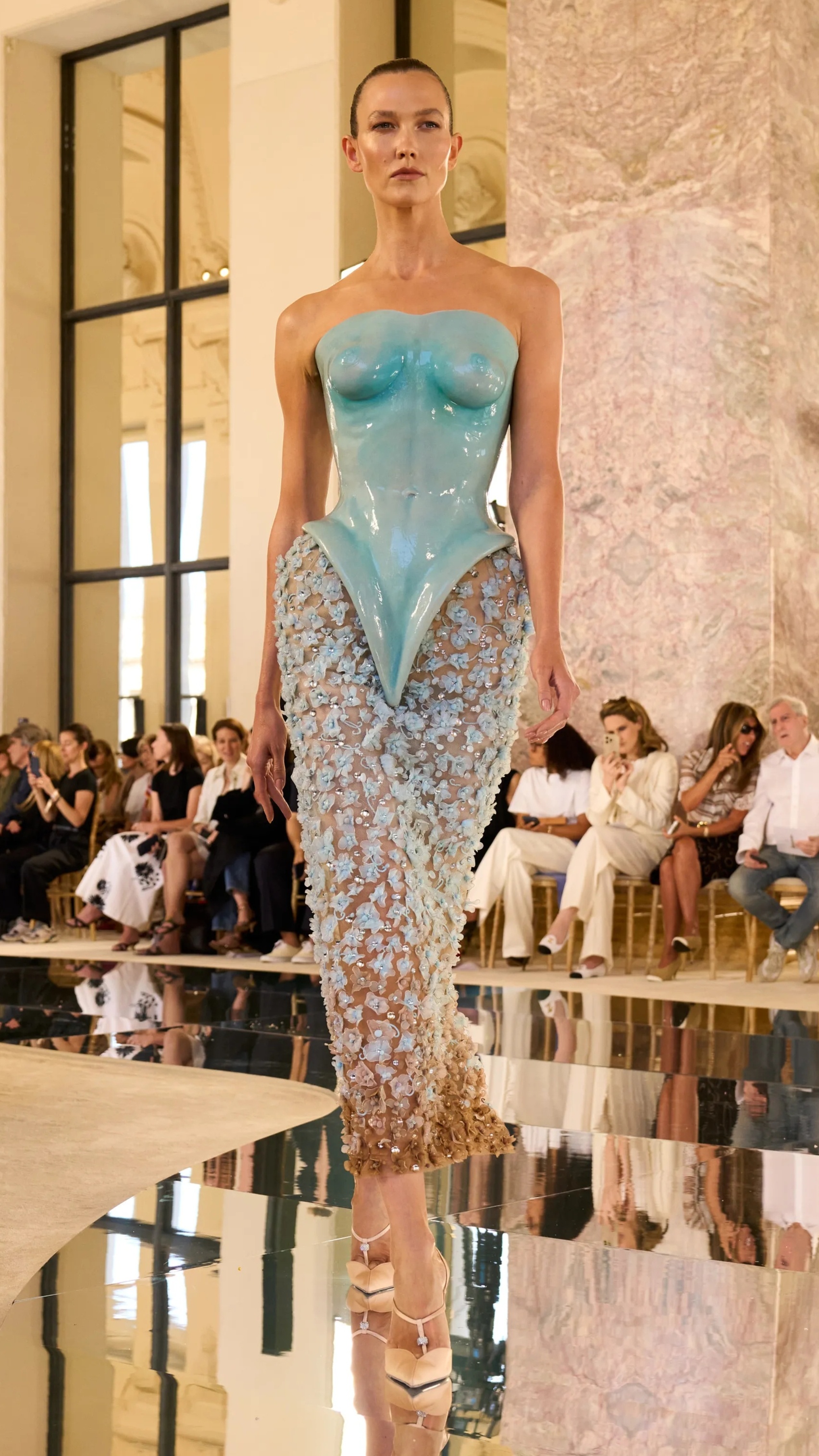 超模 Karlie Kloss 为Schiaparelli 2026 秋冬高定大