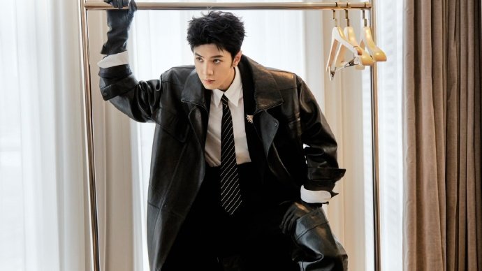 陈哲远皮衣皮手套陈哲远戴皮手套吃油条 ​陈哲远戴皮手套吃油条，戴着皮手套吃油条是