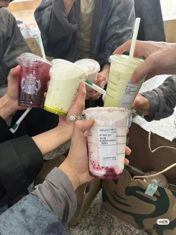 王鹤棣请咸鱼飞升剧组喝饮料 不止颜值能打，人品更能打！一杯杯饮料里装的是尊重和体