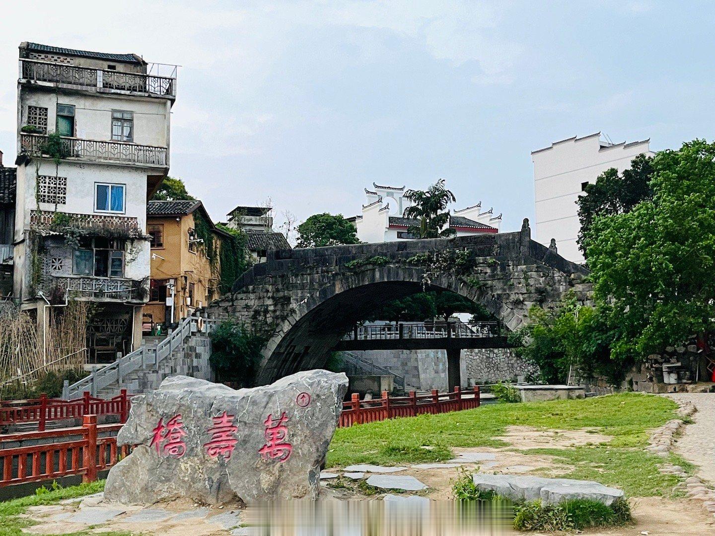 【大圩古镇生机勃勃#就爱旅行#】广西大圩古镇始建于北宋初年，商业文化积淀深厚，共
