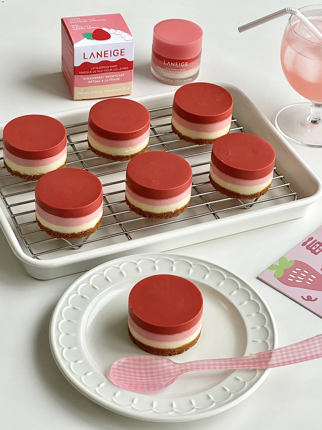 草莓味的蛋糕和唇膜都要拥有🍓精致小甜品