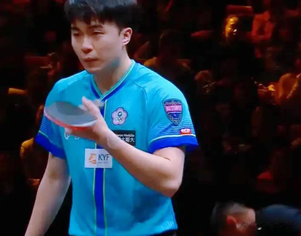 中国台湾乒乓球运动员林昀儒。
话说这种颜色的运动服一般人可能驾驭不了，或者穿起来