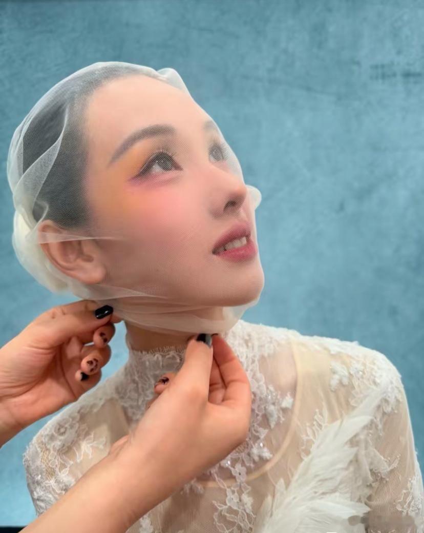 看到陈都灵的这张照片，真的一瞬间都被吓到了，明明妆容是很美的，陈都灵的脸也很漂亮