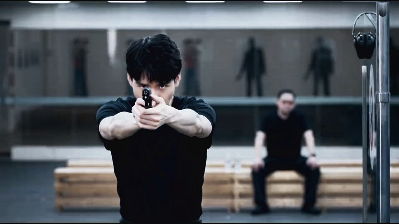 龚俊这里举枪的肌肉线条…..🥵龚俊举枪时的肌肉线条