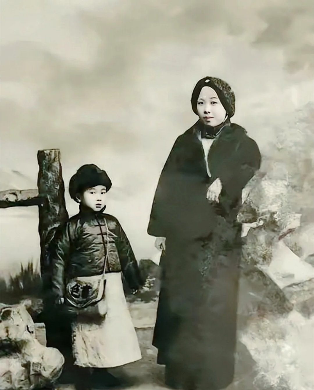 1917年，北京，六岁的钱学森和他母亲章兰娟的珍贵的珍贵合影。真是惊艳了时光！铭