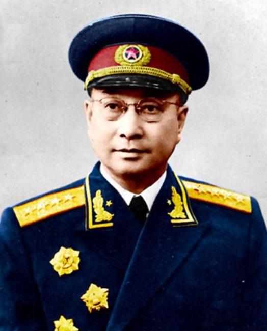 同样是写青松，这首是陈赓大将写的：

山上青松山下花，花笑青松不如它。

有朝一