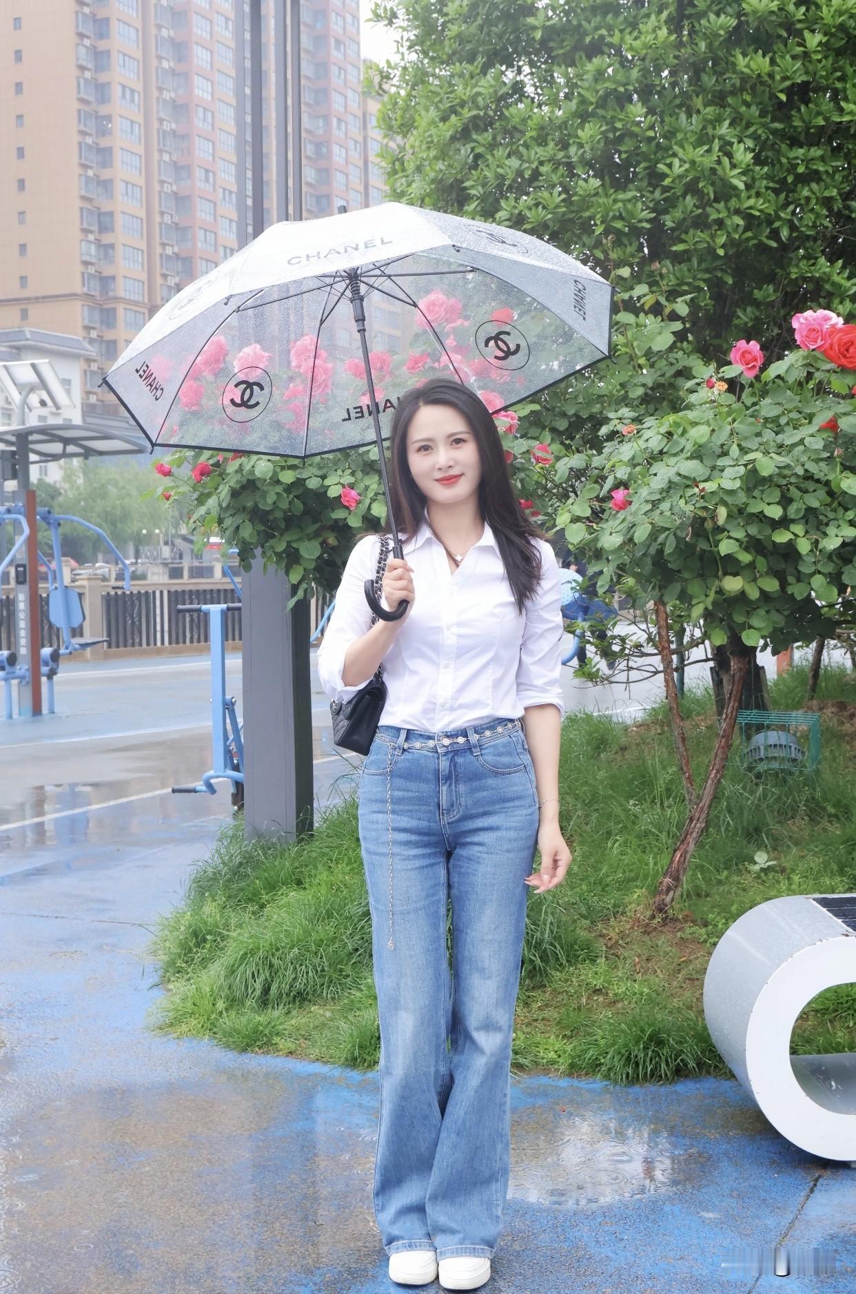 有魅力的女人活得有“人味儿”，不装，开心就笑、难过就哭，让人相处起来舒服又不累。