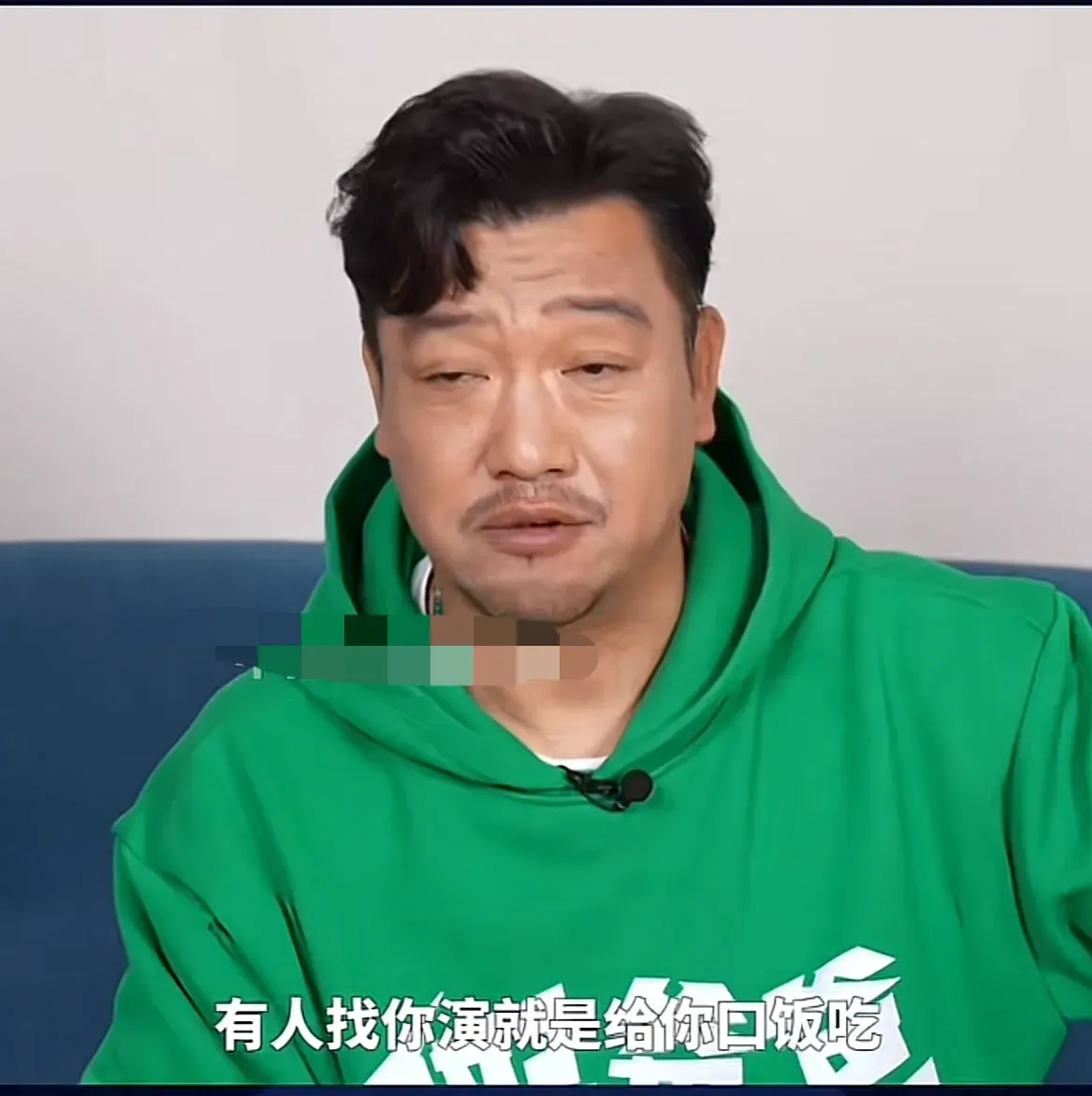 贾冰感慨有人找演戏就是赏饭吃，年龄尴尬、形象也不突出，只能靠一边。网友对此看法不