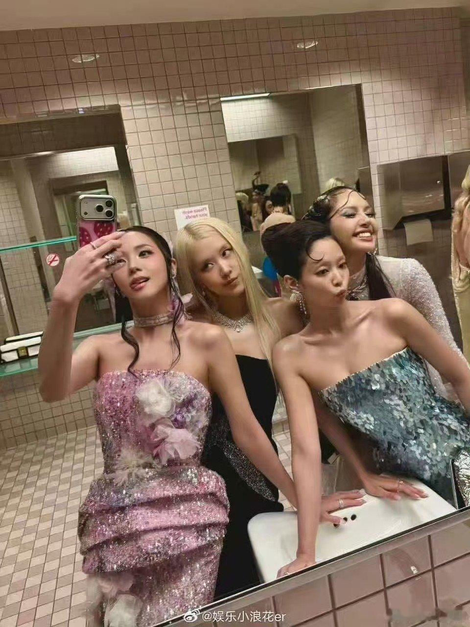 BLACKPINK发metgala对镜自BLACKPINK发metgala自拍哇
