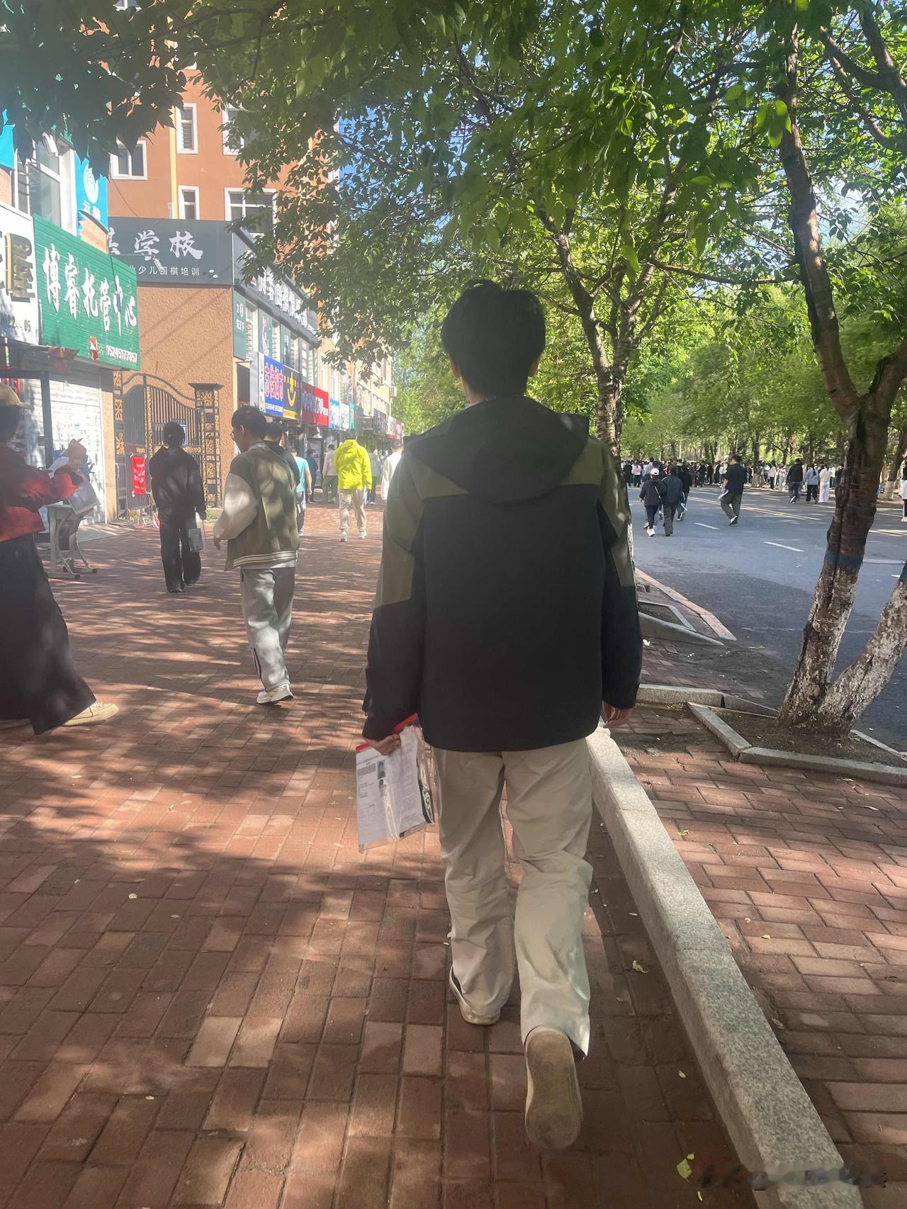 孩子高考最后一天，今年的天气特别好，很凉爽。虽然前两天阴天下雨，今天天气晴朗，也