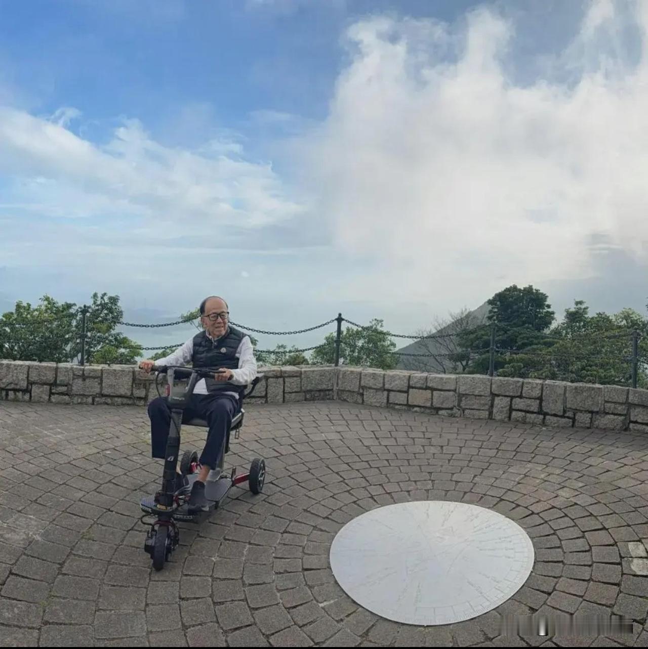 这是李嘉诚近期露面的照片，他在太平山顶
骑电动车，正笑着，精神状态很好，
发布时