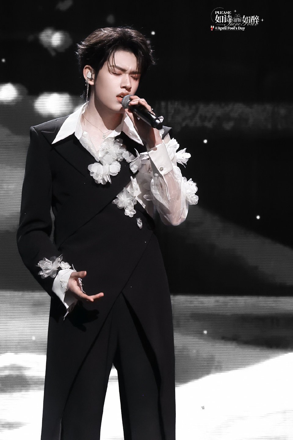 愚人节站姐团建刘诗诗站姐发的张极😎特别帅气呀！愚人节站姐团建