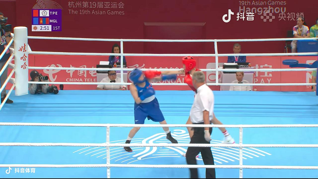 看了一会女子拳击比赛，中国队常园3：2险胜对手，额，弹幕除了给中国队加油外还有不