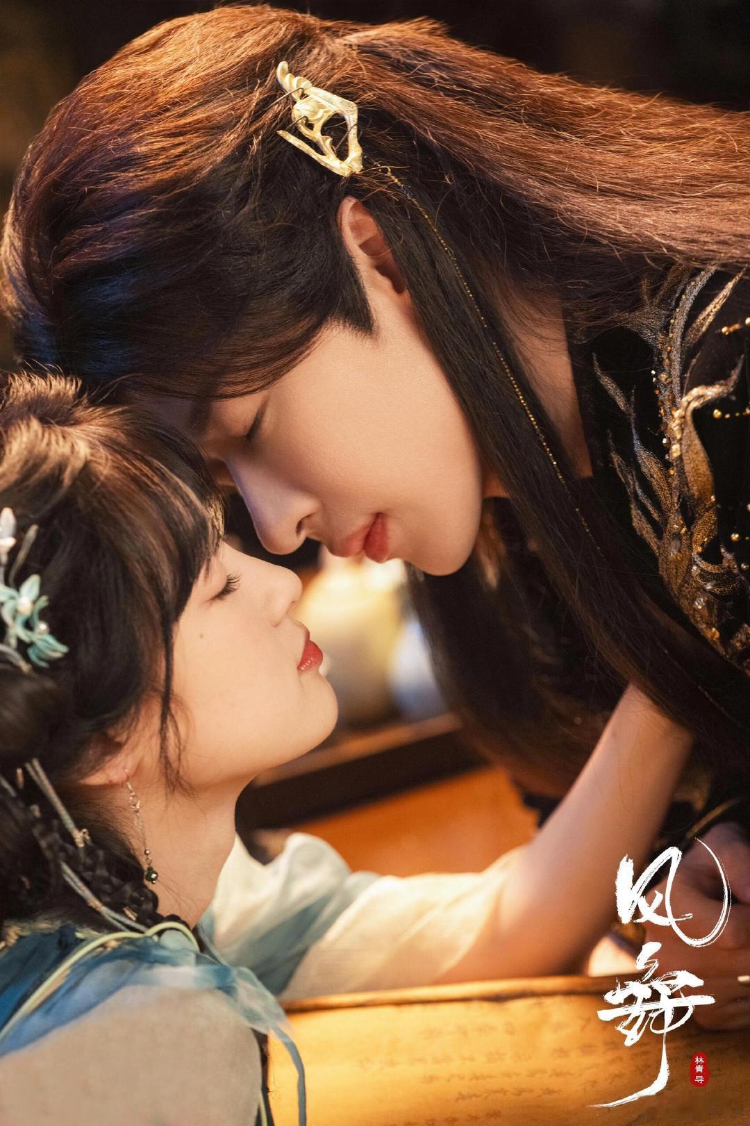 曾宥臻范晓东新剧体型差范晓东的肩宽怕是曾宥臻的两倍吧？披风一展开感觉能把阿昭整个