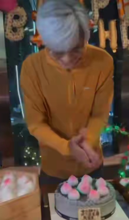 周润发71岁生日会现场曝光，太太抱爱犬与他合照，吹蜡烛方式获赞 