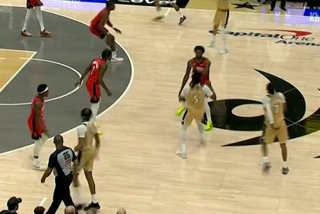 火箭伊森被驱逐始末，特雷杨更搞笑。
北京时间3月3日，火箭与奇才的比赛来到第三节