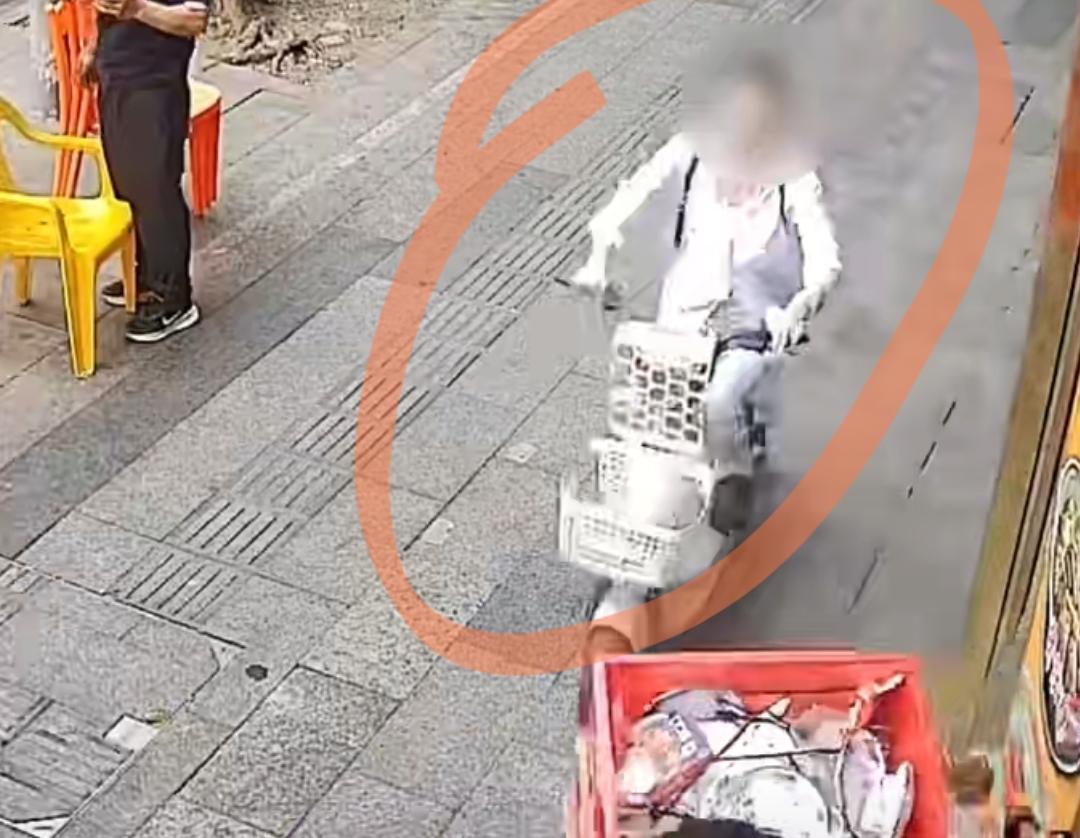 惊险！
骑电动车别再逆行了，
近日，广东深圳街头发生一起让人揪心的交通事故，一女