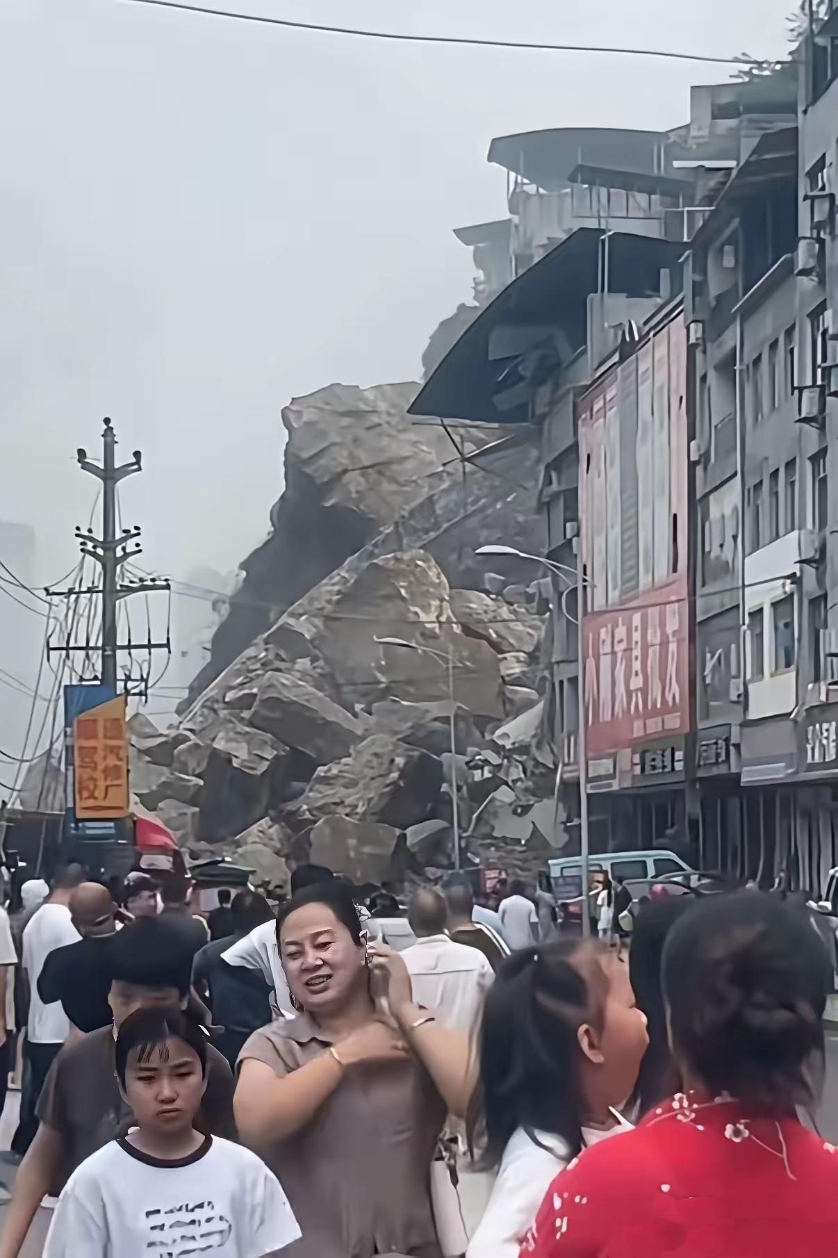 亲眼看到漫天巨石滚落的滑坡现场，

不少人都把目光落在人群里那位面带笑容的大姐身
