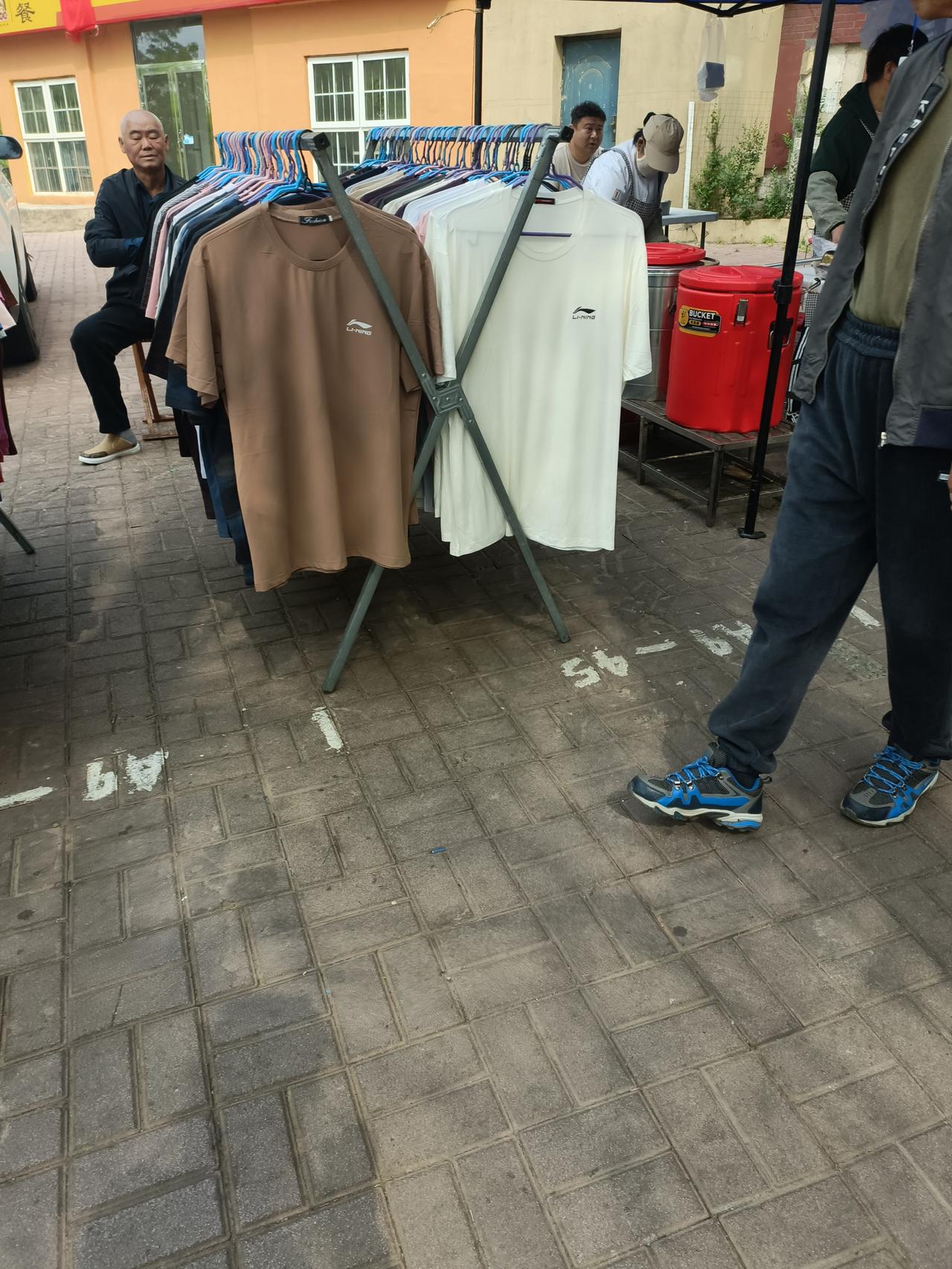 穿旧衣服是因为没钱吗? 穿旧衣服可不就是因为没钱。在快时尚盛行的年代，中国人均一