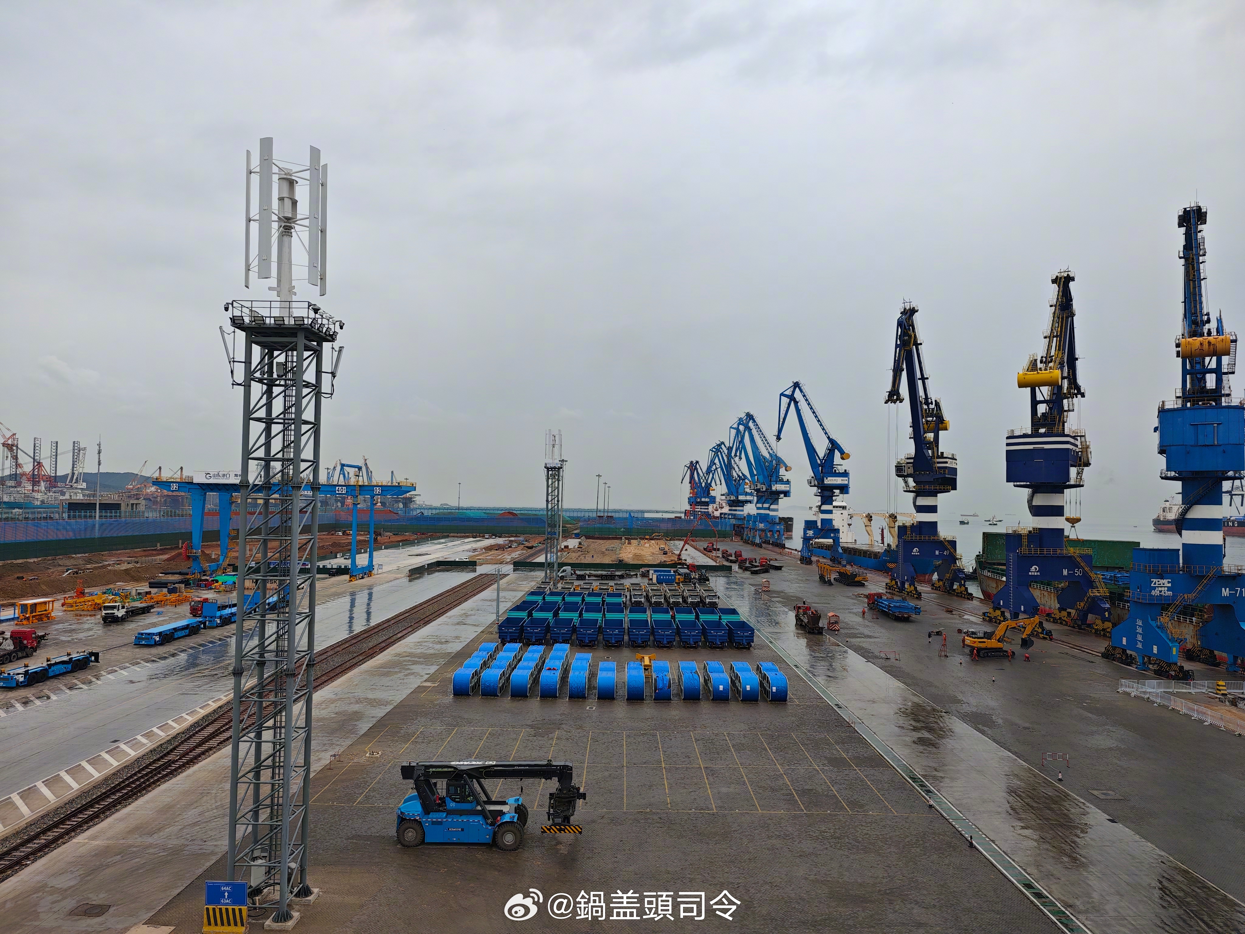 作为一个沿海城市，港口是其经济活力的象征。烟台港自1861年开埠，现在是山东港口