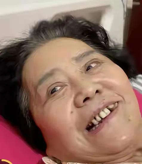 天赐妈妈很爱美，她早就割了双眼皮，其实不如整一下牙齿。

小天赐的妈妈在前两年割
