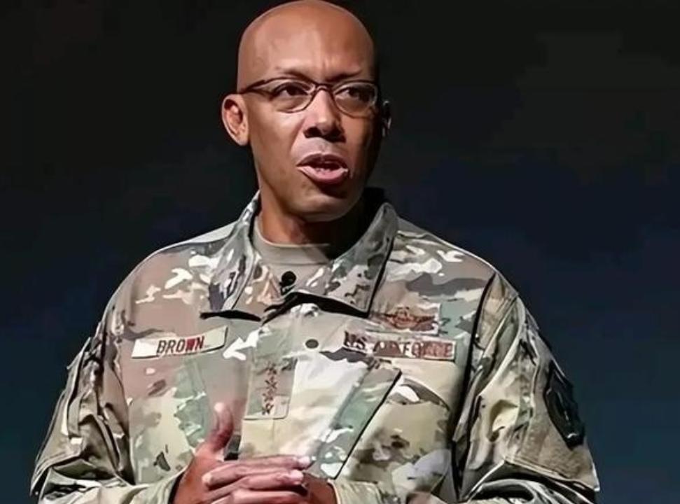 美国人现在终于知道害怕了，其空军参谋长四星级上将布朗说：中国的六代机虽然可怕，但